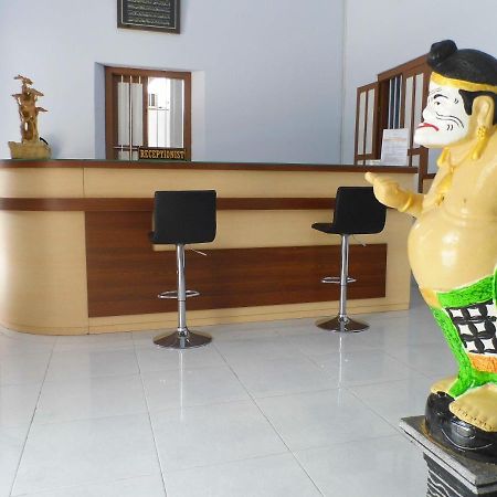 Hotel Ilhami Blitar Экстерьер фото