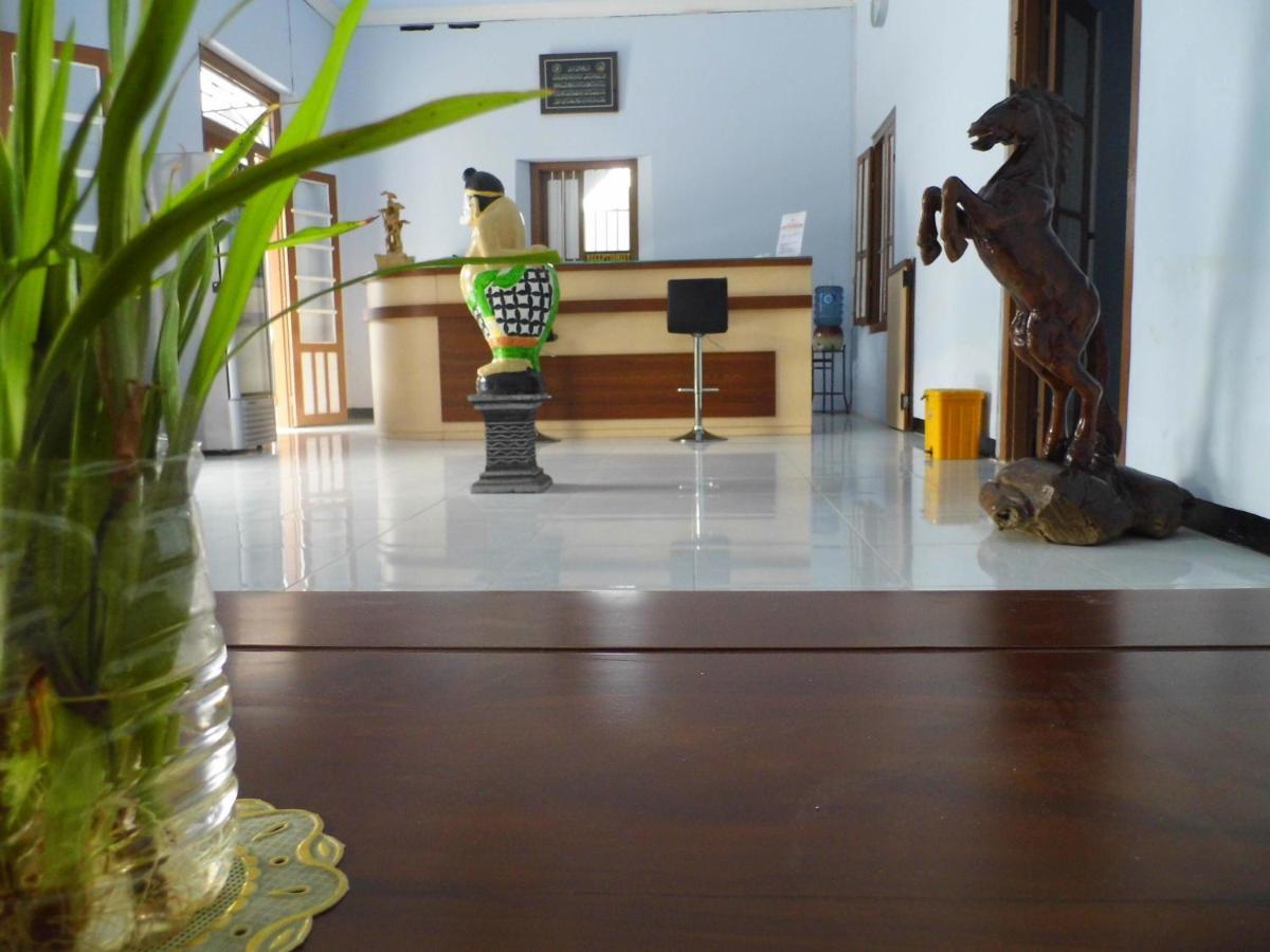 Hotel Ilhami Blitar Экстерьер фото