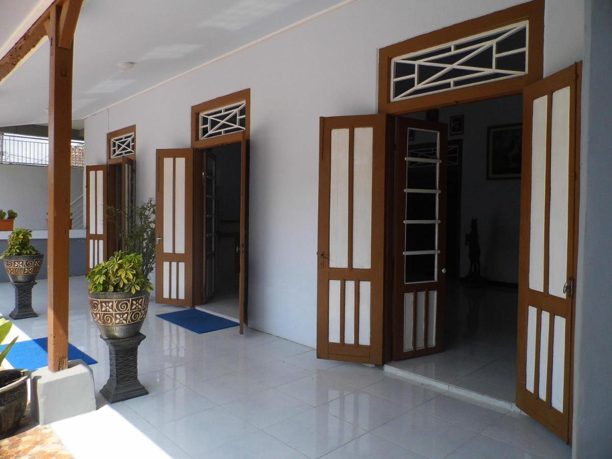 Hotel Ilhami Blitar Экстерьер фото