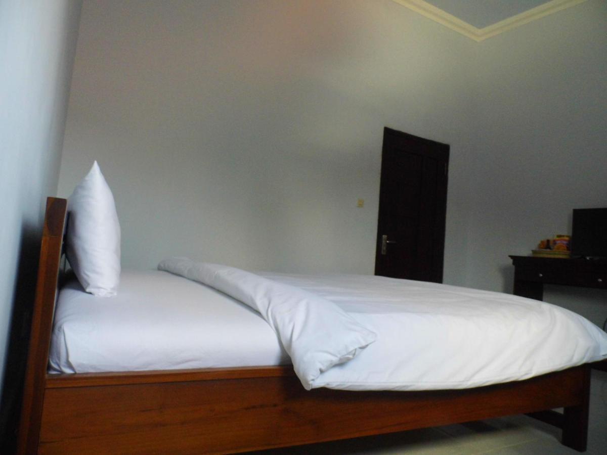 Hotel Ilhami Blitar Экстерьер фото