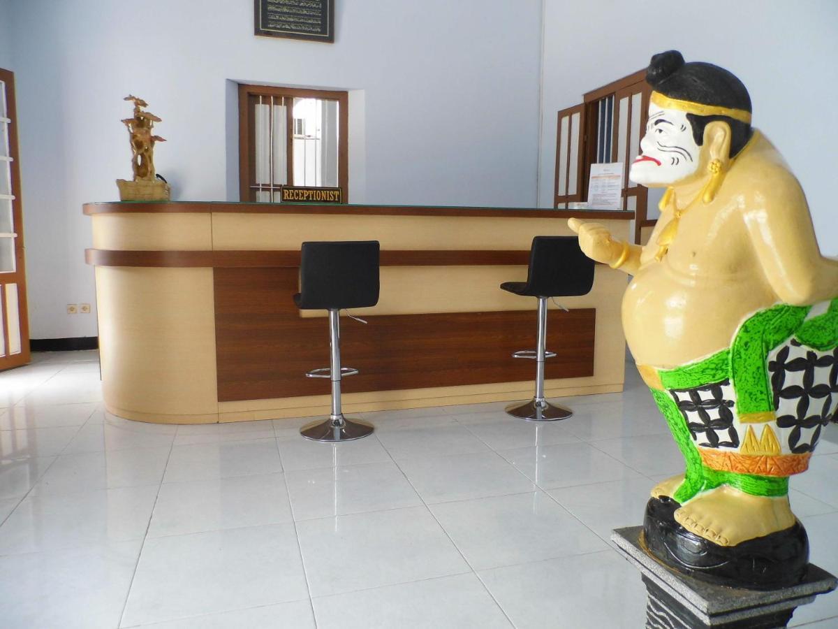 Hotel Ilhami Blitar Экстерьер фото
